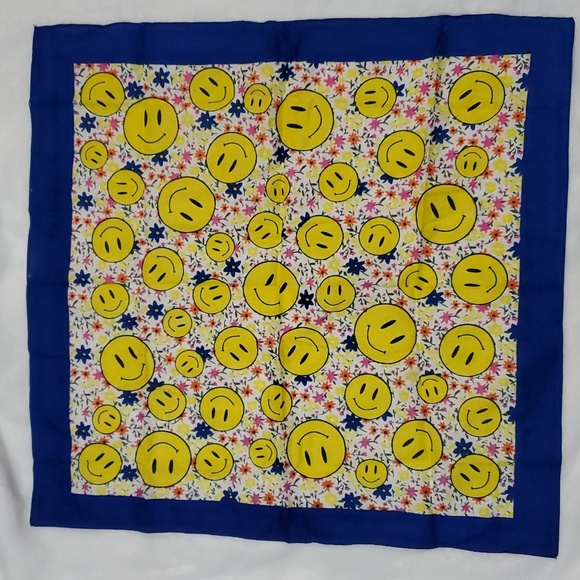 ❤️ 5for$10 Happy Face Bandana - Picture 3 of 5